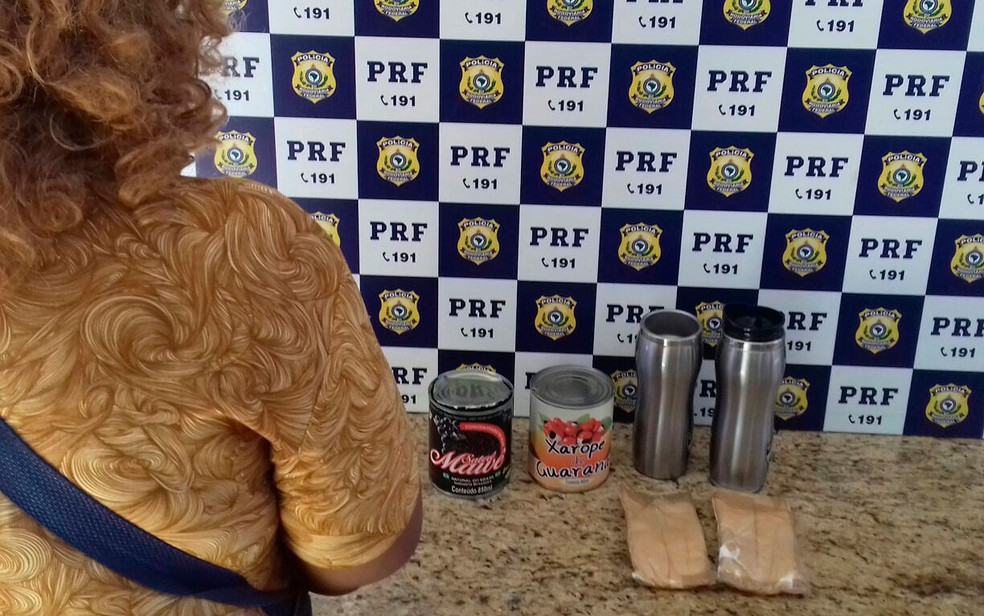 Mulher de 49 anos foi presa com cocaÃ­na lÃ­quida em Ã´nibus (Foto: DivulgaÃ§Ã£o / PRF)