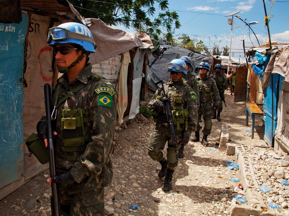 Membros do Exército Brasileiro que integraram as Forças de paz das Nações Unidas durante patrulha no bairro Bel Air, em Porto Príncipe, capital do Haiti