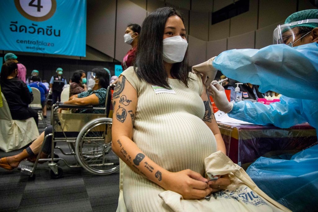 Mulher grávida recebe a primeira dose da vacina da Pfizer em Bangkok, na Tailândia  (Foto: Lauren DeCicca/Getty Images)