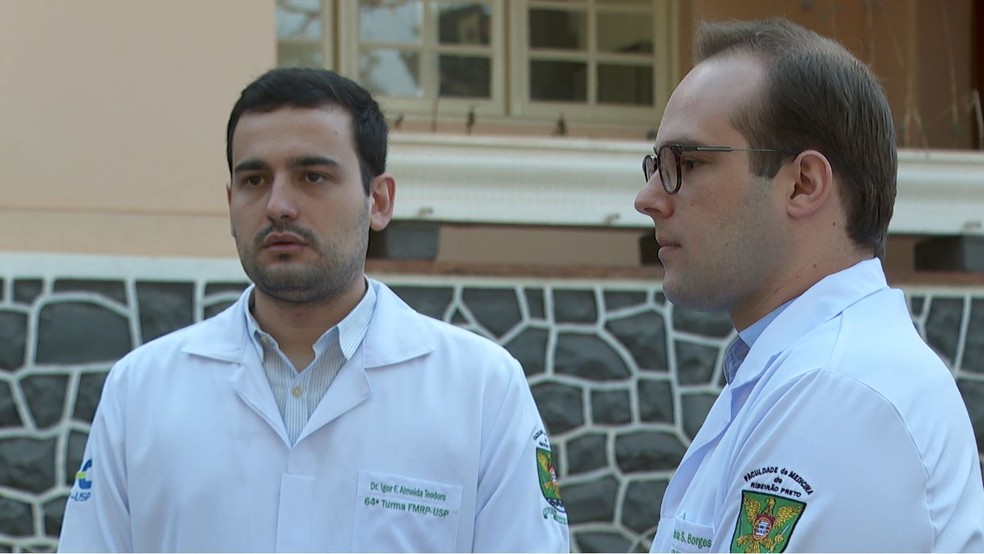 Os médicos Igor Teodoro e Carlos Borges, da USP Ribeirão Preto, SP — Foto: Reprodução/EPTV