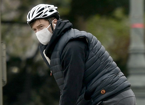 Photo Â© 2020 The Image Direct/The Grosby GroupEXCLUSIVE 03/31/2020: Hugh Jackman wears a face mask while out on a bike ride in the empty streets of New York City during the Coronavirus outbreak. The 51 year old Australian actor wore a black vest, gre (Foto: The Image Direct/The Grosby Grou)