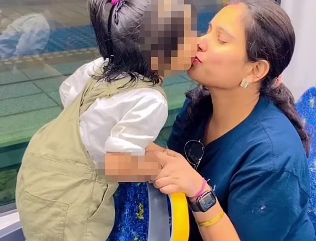 Mãe gera polêmica ao beijar a filha  (Foto: Reprodução: Daily Mail )