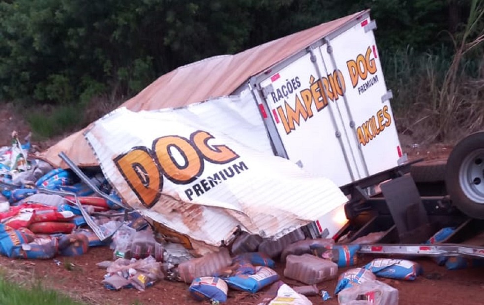 Caminhão ficou destruído após acidente em Ourinhos — Foto: Passando a Régua