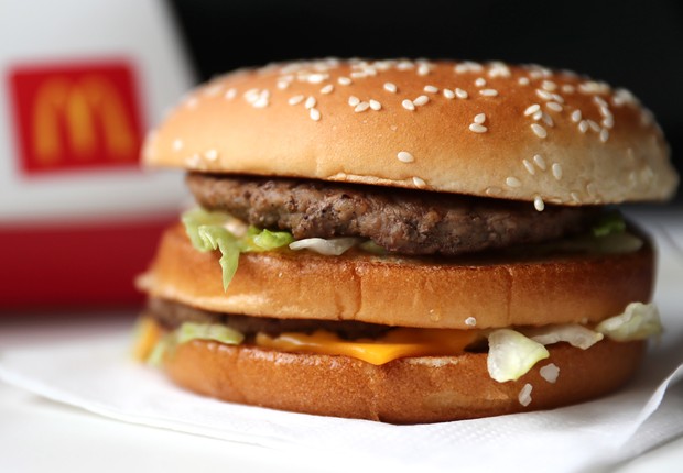 Hambúrguer em um restaurante fast food do McDonald's (Foto: Anton Novoderezhkin / Colaborador via Getty Images)