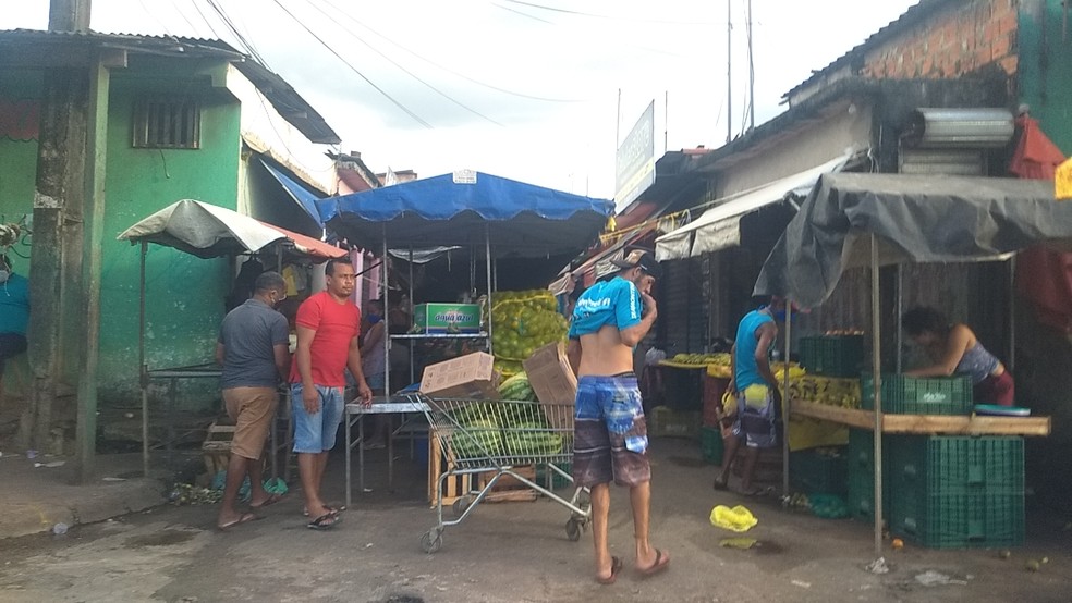Na Estrada de Ribamar, feira continua sem fiscalização e trânsito de pessoas sem máscara  — Foto: G1 Maranhão