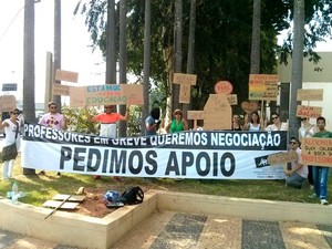 Grupo de professores fazem ato para chamar atenção da população em Piracicaba