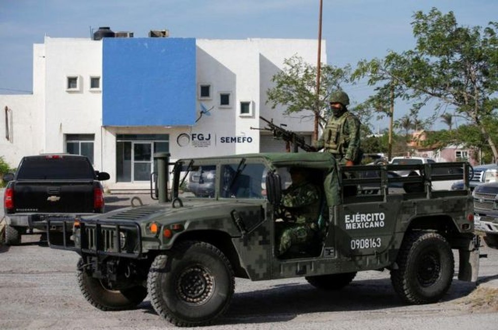 Tropas mexicanas no necrotério para onde os corpos dos americanos foram levados — Foto: REUTERS/via BBC