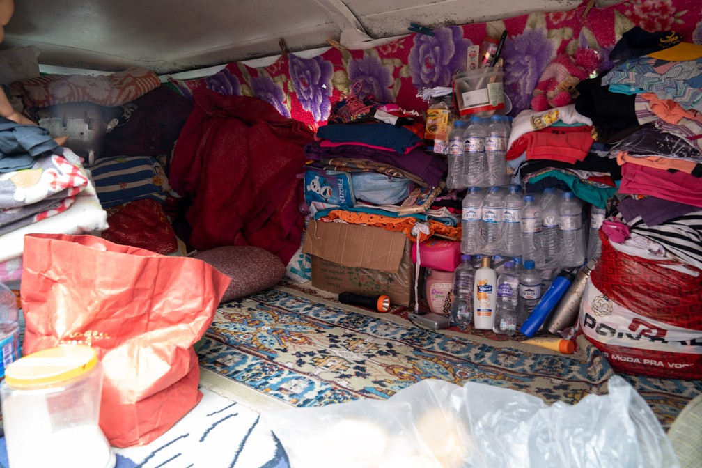 Kombi de Geraldo Pereira Gomes guarda alimentos e roupas — Foto: Marcelo Brandt/G1