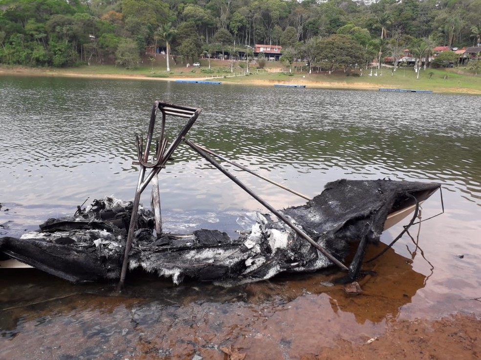 Quatro turistas ficam feridos após barco explodir em represa em Nazaré Paulista — Foto: Lucas Rangel/ TV Vanguarda