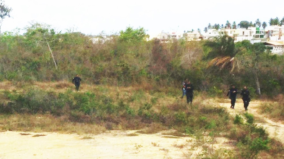 Pelo menos seis homens fugiram para um matagal em Parnamirim; na busca pelos criminosos, policiais do Bope fizeram cerco na região (Foto: PM/Divulgação)