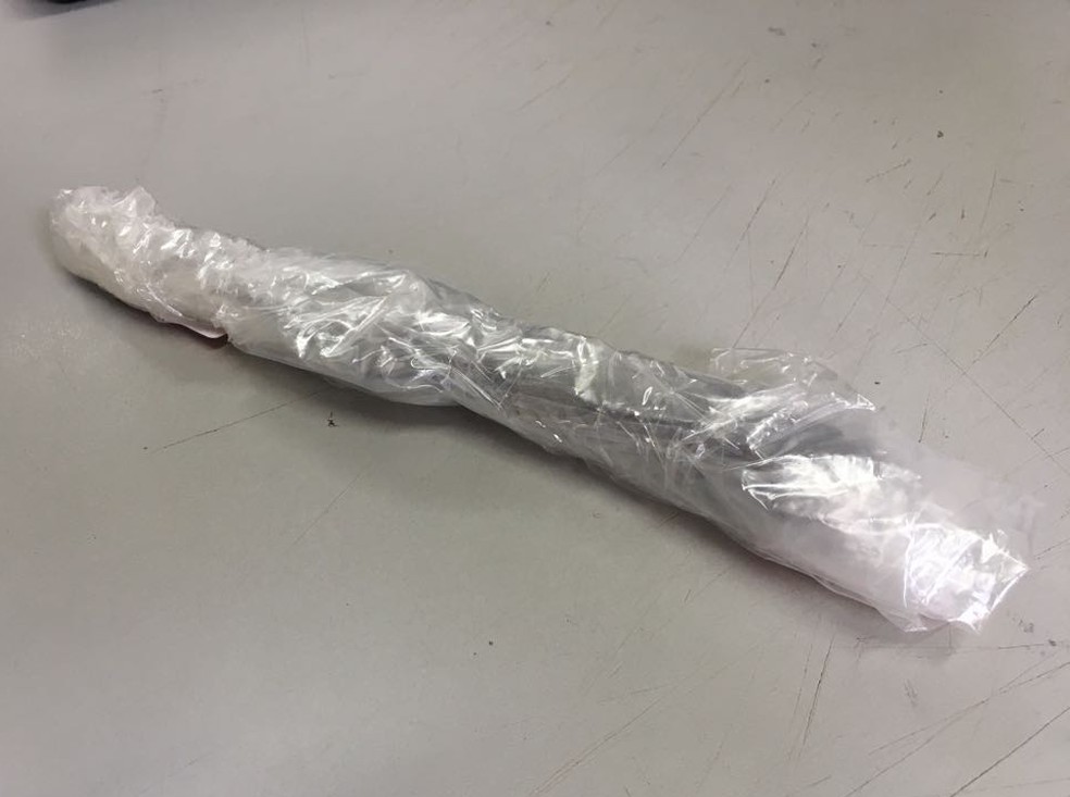 Faca foi apreendida e lacrada pela Polícia Civil (Foto: Stephanie Fonseca/G1)