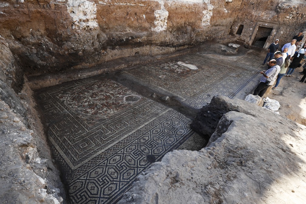 Enorme mosaico da era romana foi descoberto em Rastan, na Síria — Foto: Omar Sanadiki/AP