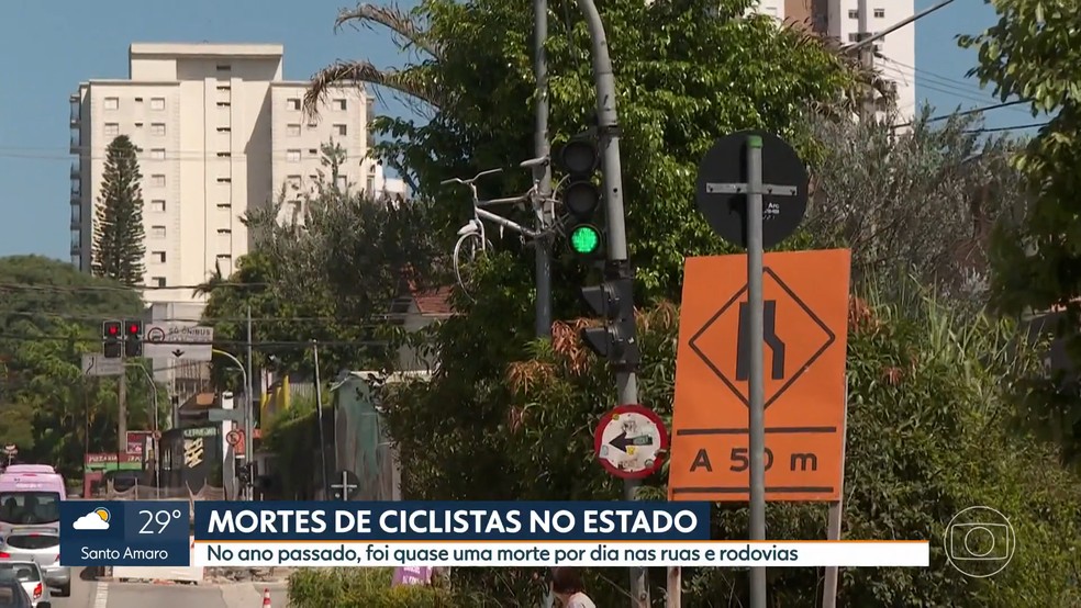Bicicleta instalada por amigos e ativista no alto de um poste na Zona Oeste de SP, onde o ciclista Claudemir Kauâ foi morreu atropelado — Foto: Reprodução/TV Globo