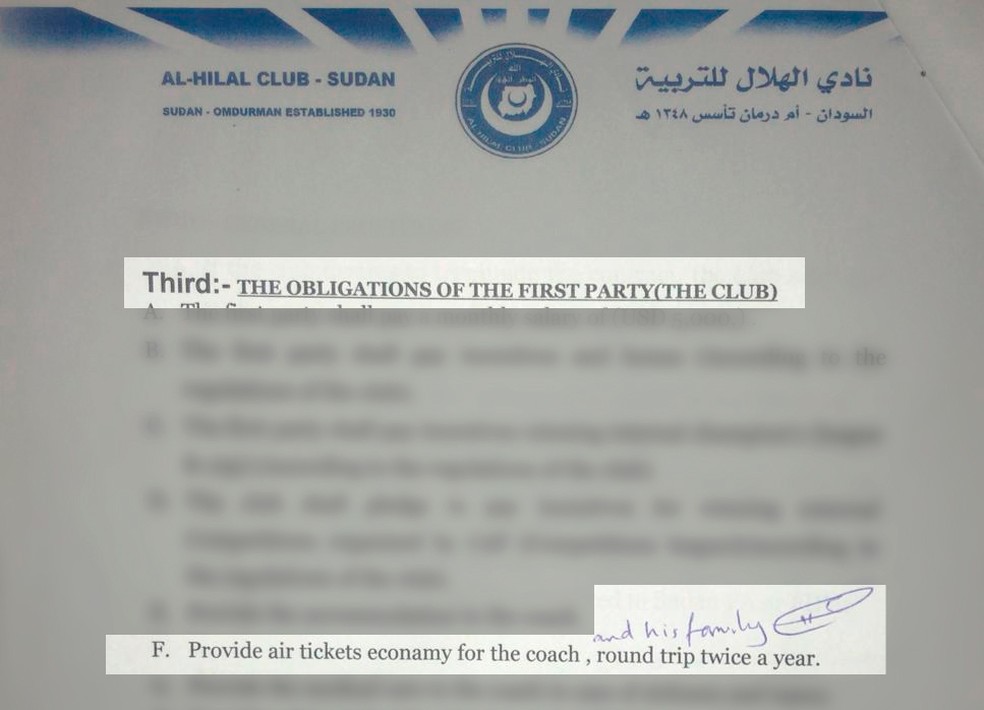 Trecho do contrato que prevÃª que o clube deve comprar passagens para o preparador. Nota-se a rasura feita no dia da assinatura para que a famÃ­lia dele tambÃ©m fosse contemplada. Ao lado, a assinatura de Hassan Ali Eissa, secretÃ¡rio-geral do Al Hilal (Foto: Infografia)