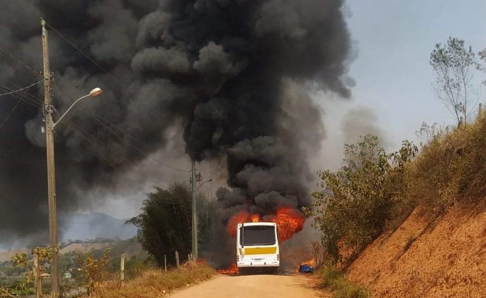 Ônibus escolar com 8 crianças pega fogo em estrada rural em Piranguçu (MG) — Foto: Redes sociais