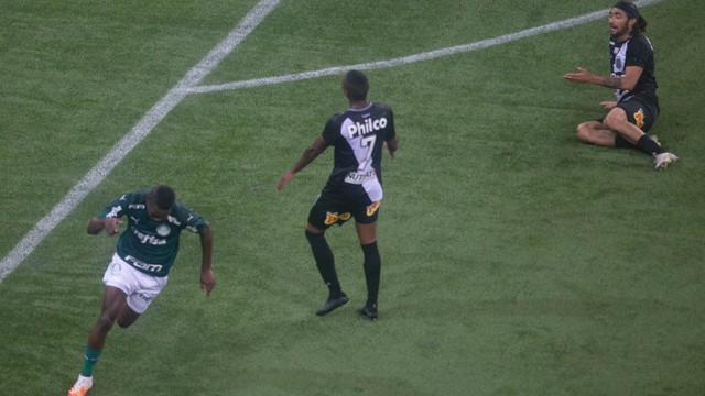 Patrick de Paula comemora o gol contra a Ponte Preta