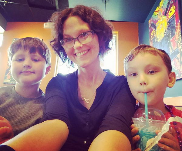 A dona de casa Stephaine Kelly com dois de seus quatro filhos (Foto: Instagram)