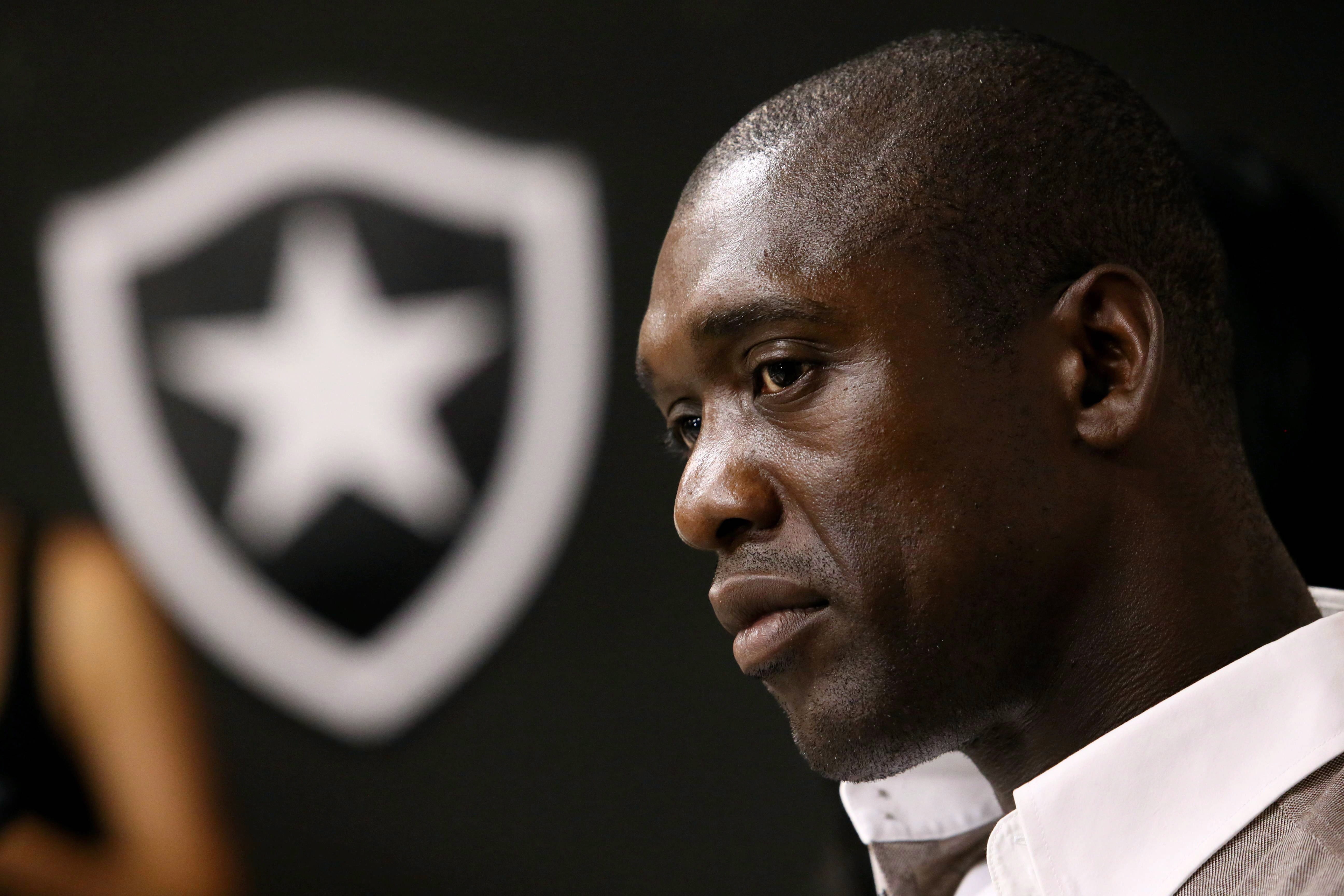 T pico Botafogo Encaminha Vit ria Em A o Contra Clarence Seedorf 