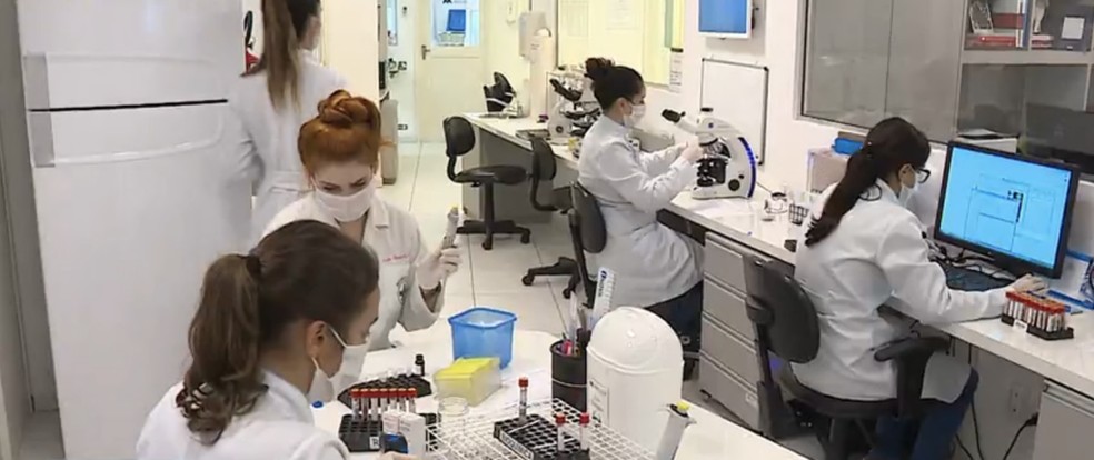 Testes podem ser realizados em laboratório particular de Porto Alegre  — Foto: Reprodução / RBS TV  