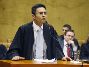 O advogado Marcelo Leal ao defender cliente no púlpito do Supremo (Foto: Gervásio Baptista / SCO / STF)
