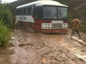 Pela manhã, ônibus atolou em estrada vicinal que liga Nicolândia a Resplendor (Foto: Juliely Piske/Arquivo Pessoal)