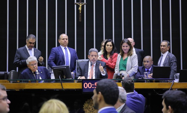 Arthur Lira (PP-AL) preside sessão da Câmara dos Deputados na última terça-feira (14)