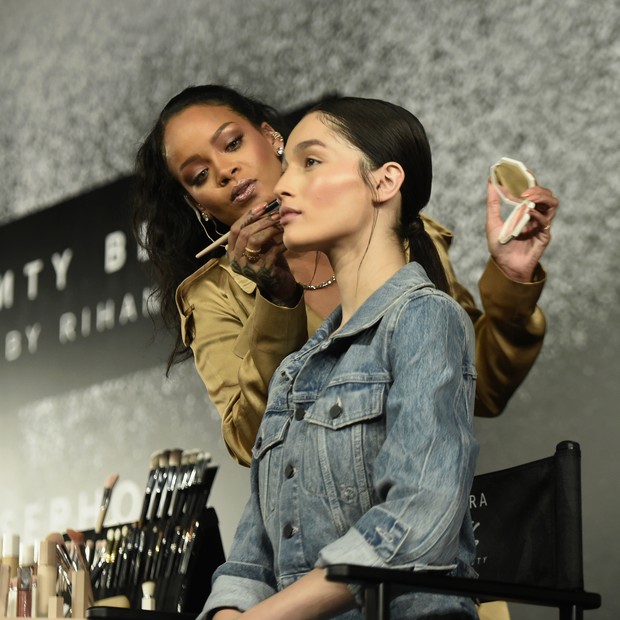 DUBAI, UNITED ARAB EMIRATES - SEPTEMBER 29:  Rihanna applies make up on a model during her Fenty Beauty talk in collaboration with Sephora, for the launch of her new Stunna Lip paint "Uninvited" on September 29, 2018 in Dubai, United Arab Emirates.  (Phot (Foto: Getty Images for Fenty Beauty)