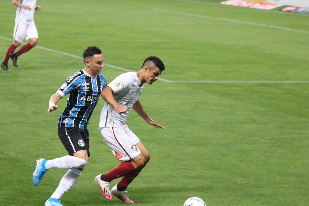 Pepê marca Egídio contra o Fluminense — Foto: Eduardo Moura