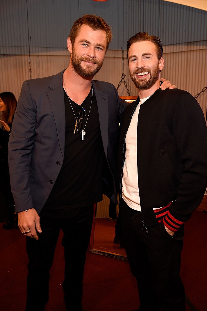 BURBANK, CALIFORNIA - APRIL 09:  (EXCLUSIVE ACCESS, SPECIAL RATES APPLY) Actors Chris Hemsworth (L) and Chris Evans attend the 2016 MTV Movie Awards at Warner Bros. Studios on April 9, 2016 in Burbank, California.  MTV Movie Awards airs April 10, 2016 at  (Foto: Getty Images)