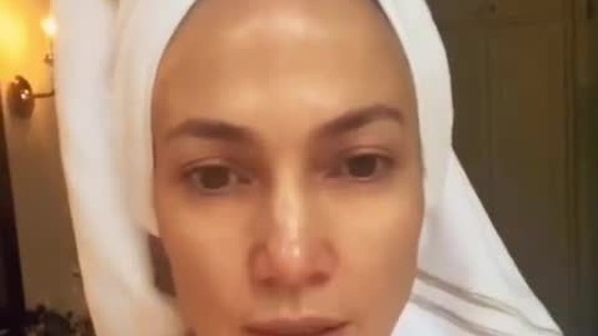 Enrolada em toalha após banho, Jennifer Lopez usa colar com nome de Ben Affleck; vídeo