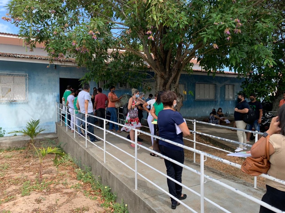 Profissionais de saúde aguardam abertura de vacinação contra a Covid-19 na unidade básica de saúde do Panatis. — Foto: Anna Alyne Cunha/Inter TV Cabugi