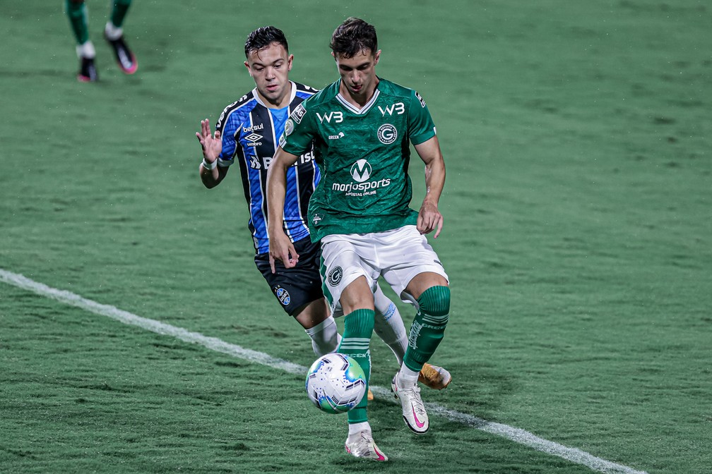 Shaylon em a&ccedil;&atilde;o pelo Goi&aacute;s: meia est&aacute; emprestado pelo S&atilde;o Paulo  &mdash; Foto: HEBER GOMES/AGIF - AG&Ecirc;NCIA DE FOTOGRAFIA/ESTAD&Atilde;O CONTE&Uacute;DO