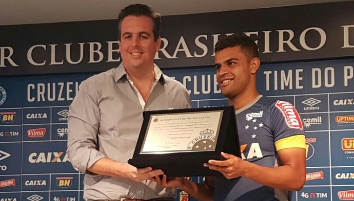 Alisson recebe placa comemorativa pelos 100 jogos pelo Cruzeiro