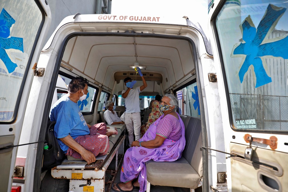 Pacientes são atendidos em uma ambulância enquanto aguardam por vagas em um hospital de Covid-19 em Ahmedabad, na Índia, nesta quinta (22) — Foto: Amit Dave/Reuters