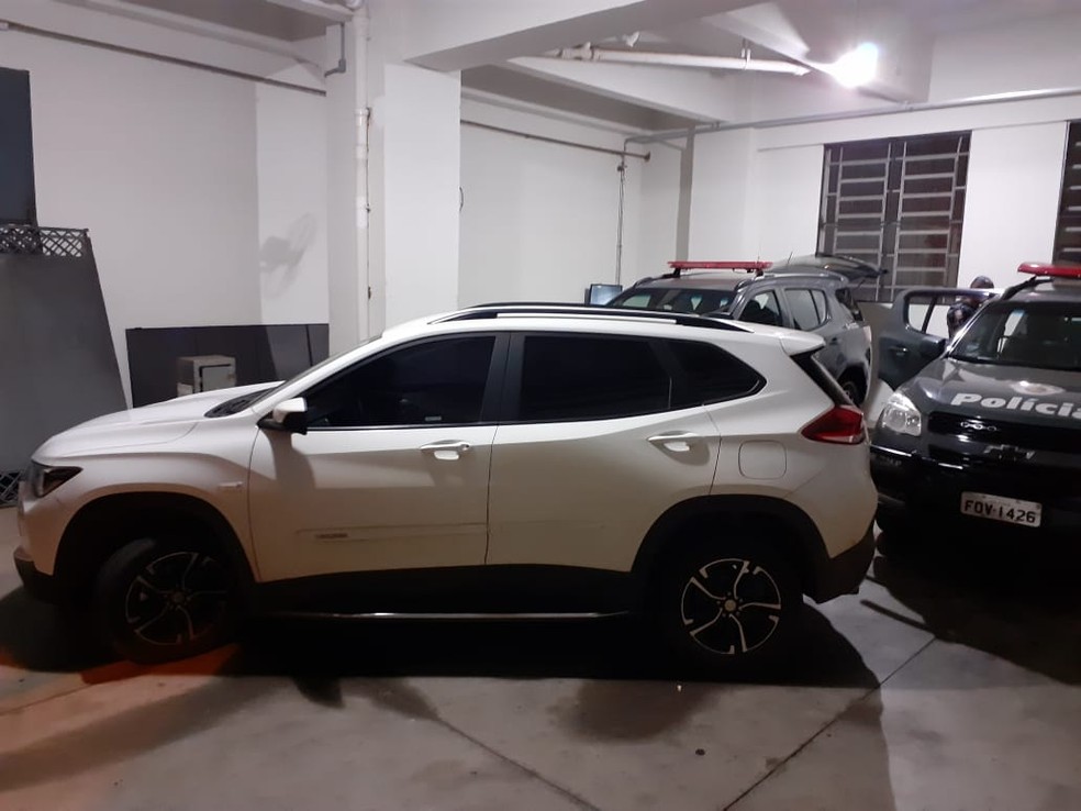 Carro roubado durante assalto em Marília (SP) foi encontrado abandonado pelos policiais — Foto: Polícia Militar/ Divulgação