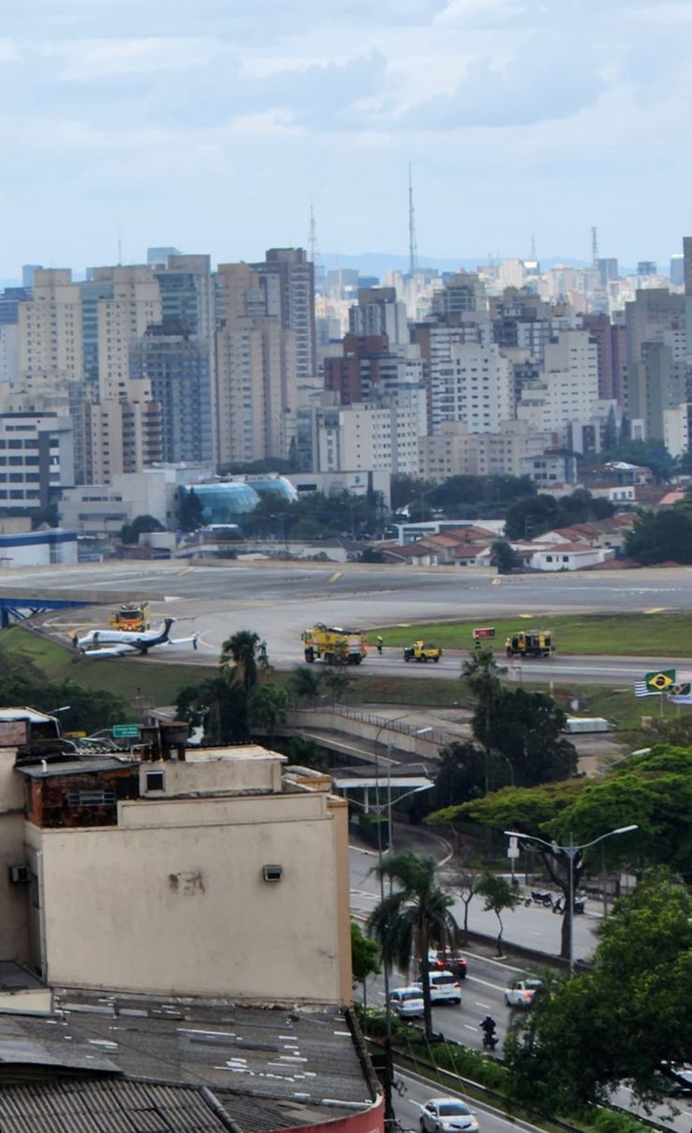Segundo a Infraero, ninguém ficou ferido. A aeronave transportava dois tripulantes e três passageiros. — Foto: Reprodução