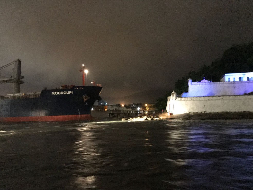 Navio quase invadiu a estrutura histórica da Fortaleza de Barra após sair do Porto de Santos, SP (Foto: G1 Santos)
