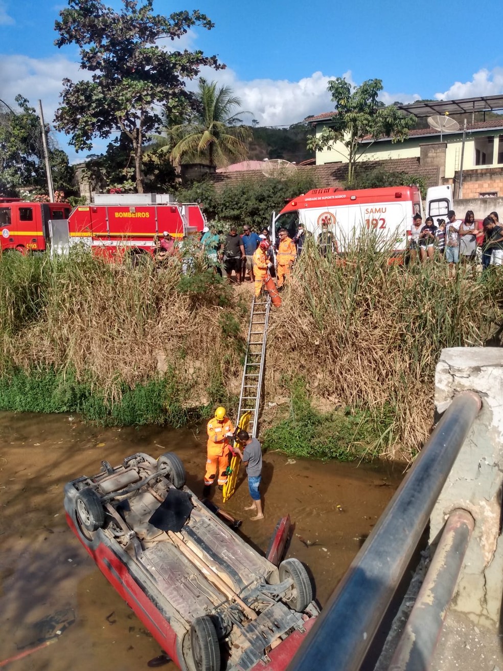 No dia 19 de junho, outro homem foi resgatado após cair dentro de córrego em Teófilo Otoni — Foto: Redes Sociais