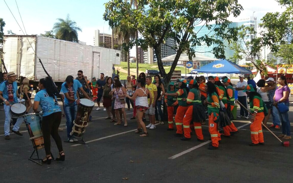 Garis do Serviço de Limpeza Urbana participam de bloco de carnaval de rua do Distrito Federal como foliões — Foto: SLU/Divulgação