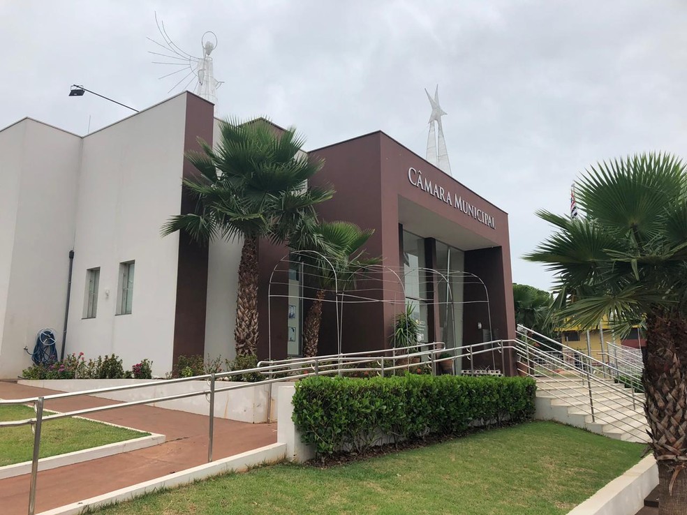Homem instalava enfeites de Natal na Câmara Municipal de Regente Feijó quando caiu de uma altura de 8 metros — Foto: Paula Sieplin/TV Fronteira