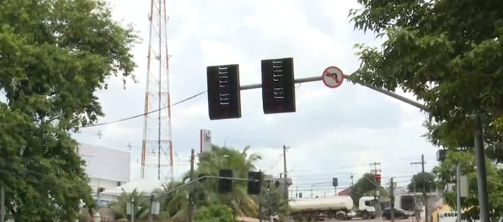 Rua Pernambuco tem semáforos apagados em Rio Branco — Foto: Reprodução/Rede Amazônica Acre