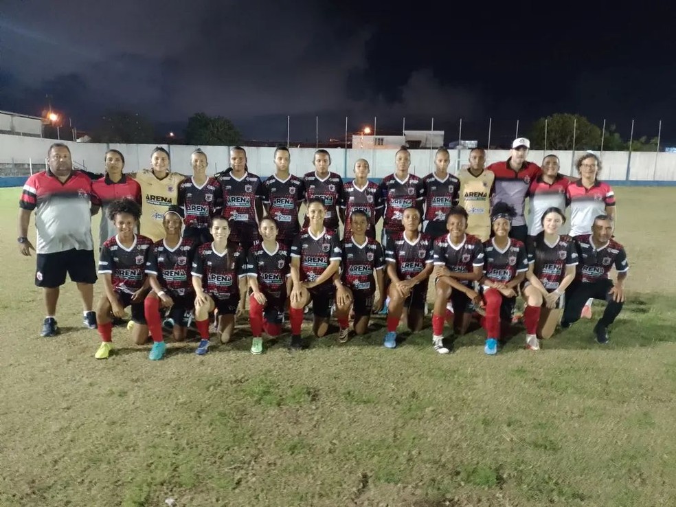 Jogadoras do Mixto-PB em pose para foto antes da vitória por WO sobre o Serrano-PB — Foto: Divulgação / Mixto-PB