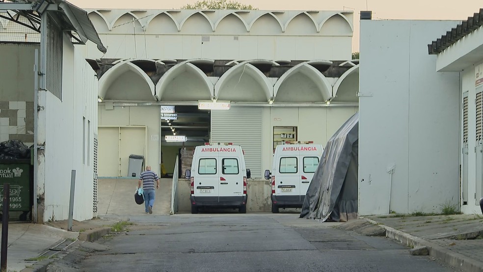Secretaria de Saúde monta tenda refrigerada para armazenar corpos no Hospital Regional de Taguatinga — Foto: TV Globo/Reprodução