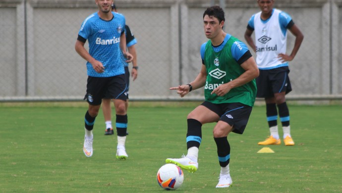 Grêmio trata retorno de Giuliano com cautela e afasta rótulo de salvador