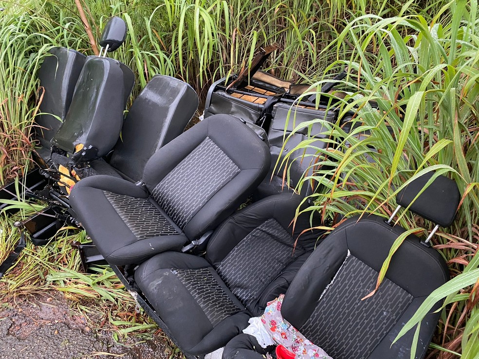 Van que levava moradores de Almas ficou destruída  — Foto: Igor Pires/TV Anhanguera 