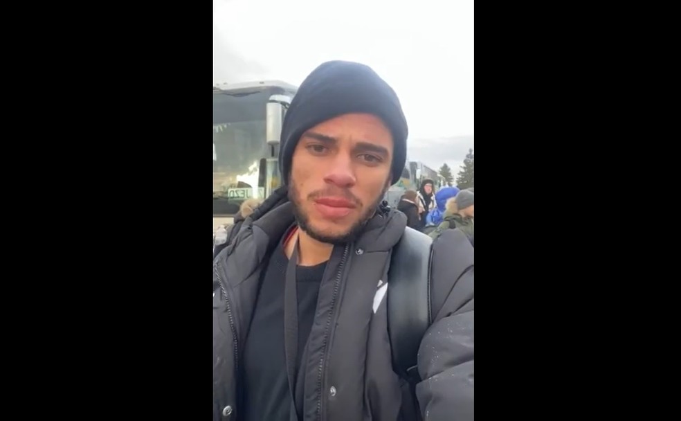 Jogador de futebol Edson Fernando, de 23 anos, durante peregrinação para tentar deixar a Ucrânia — Foto: Reprodução