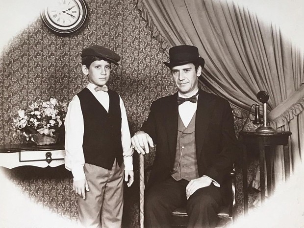 O ator Theodoro Cochrane mostra foto da infância com o pai, o astrólogo Zeca Cochrane (Foto: Reprodução/Instagram)