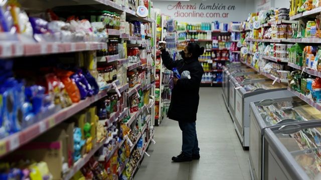 Preços no supermercado aumentam a cada semana (Foto: Getty Images via BBC)
