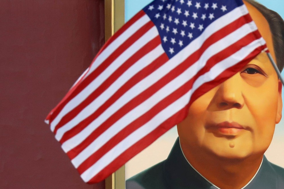 Bandeira dos Estados Unidos cobre parte de um retrato do ex-presidente chinês Mao Tsé-Tung diante da Porta de Tiananmen durante visita do presidente dos EUA, Donald Trump, a Pequim, na China — Foto: Damir Sagolj/Reuters