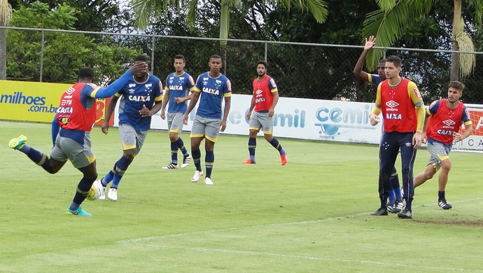 Com presença de Dirceu Lopes, Cruzeiro faz último treino de 2016
